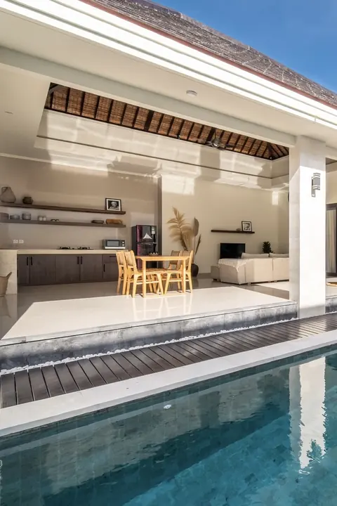Villa Calmaan: open woonkeuken aan het zwembad