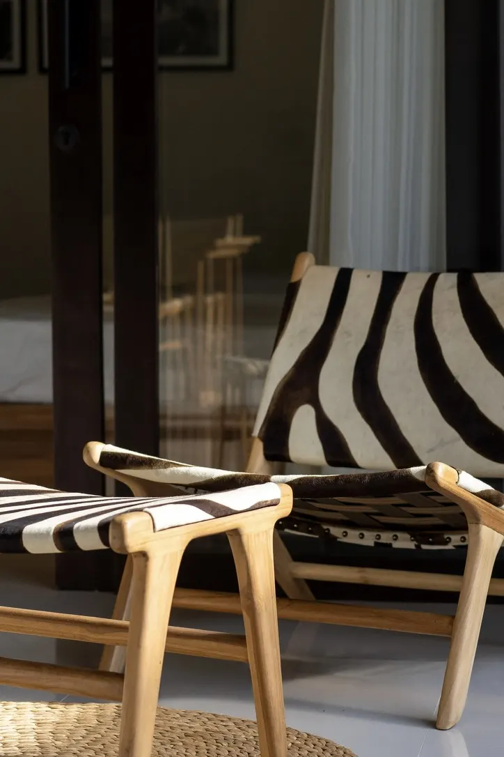 Zebrastoelen en een ligstoel in een villa-interieur, ontworpen om te fotograferen