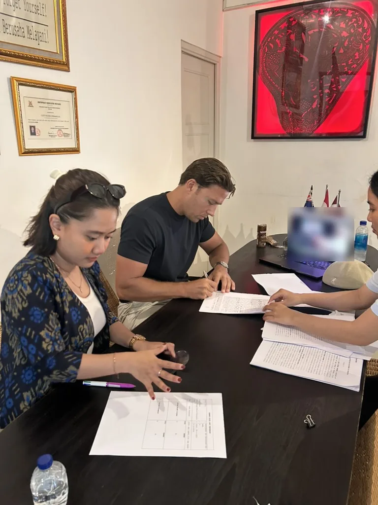 Steven Gijsman tekent een contract bij de notaris op Bali