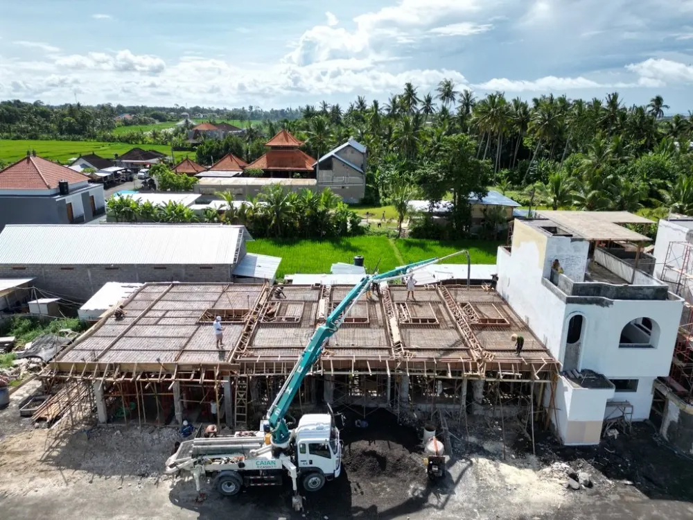 Betonstort bij MOKA, de pomp boven de bekisting